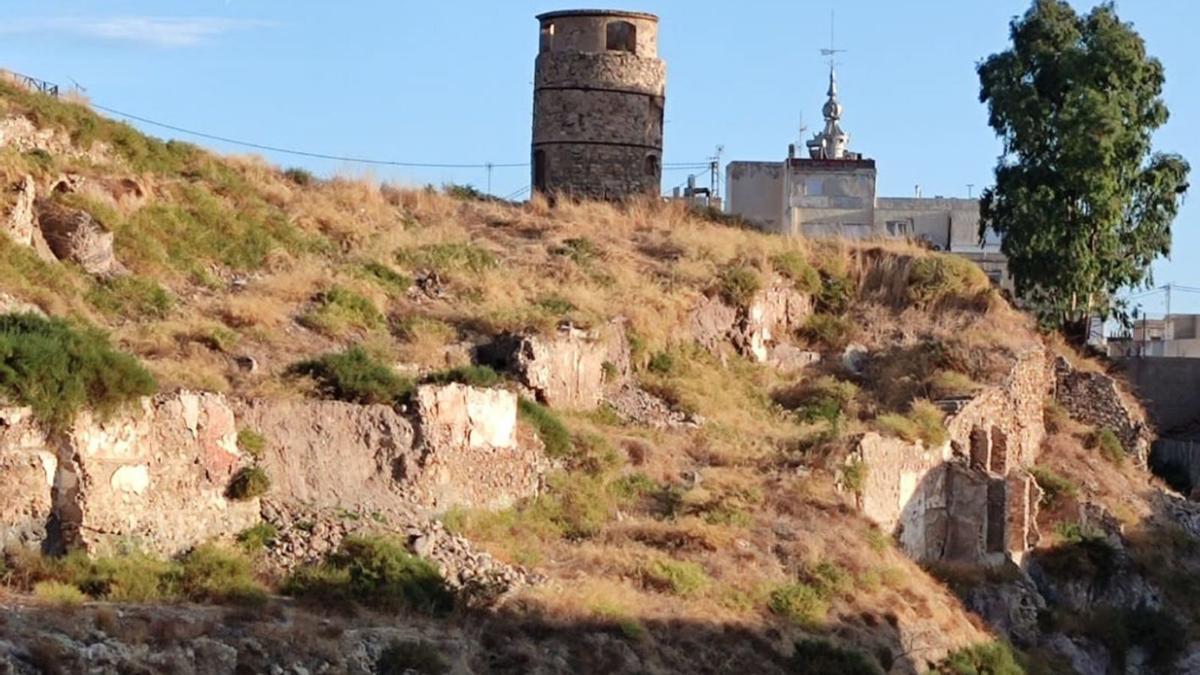 Uno de los muros que se encuentra en la ladera de la Morería se derrumbó recientemente. | L.O.