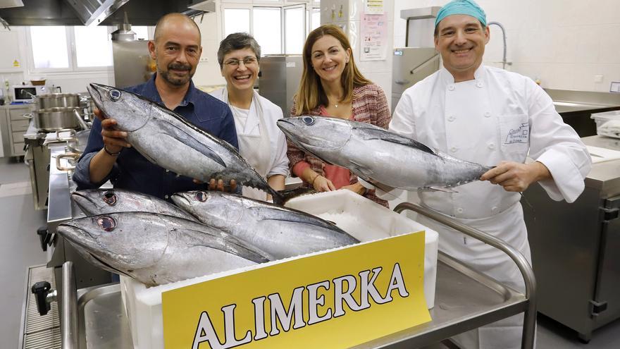 Alimerka compra el primer Bonito del Norte llegado a la Rula de Avilés a precio de récord