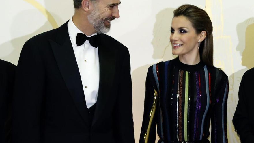 La Reina Letizia con tupé y lentejuelas