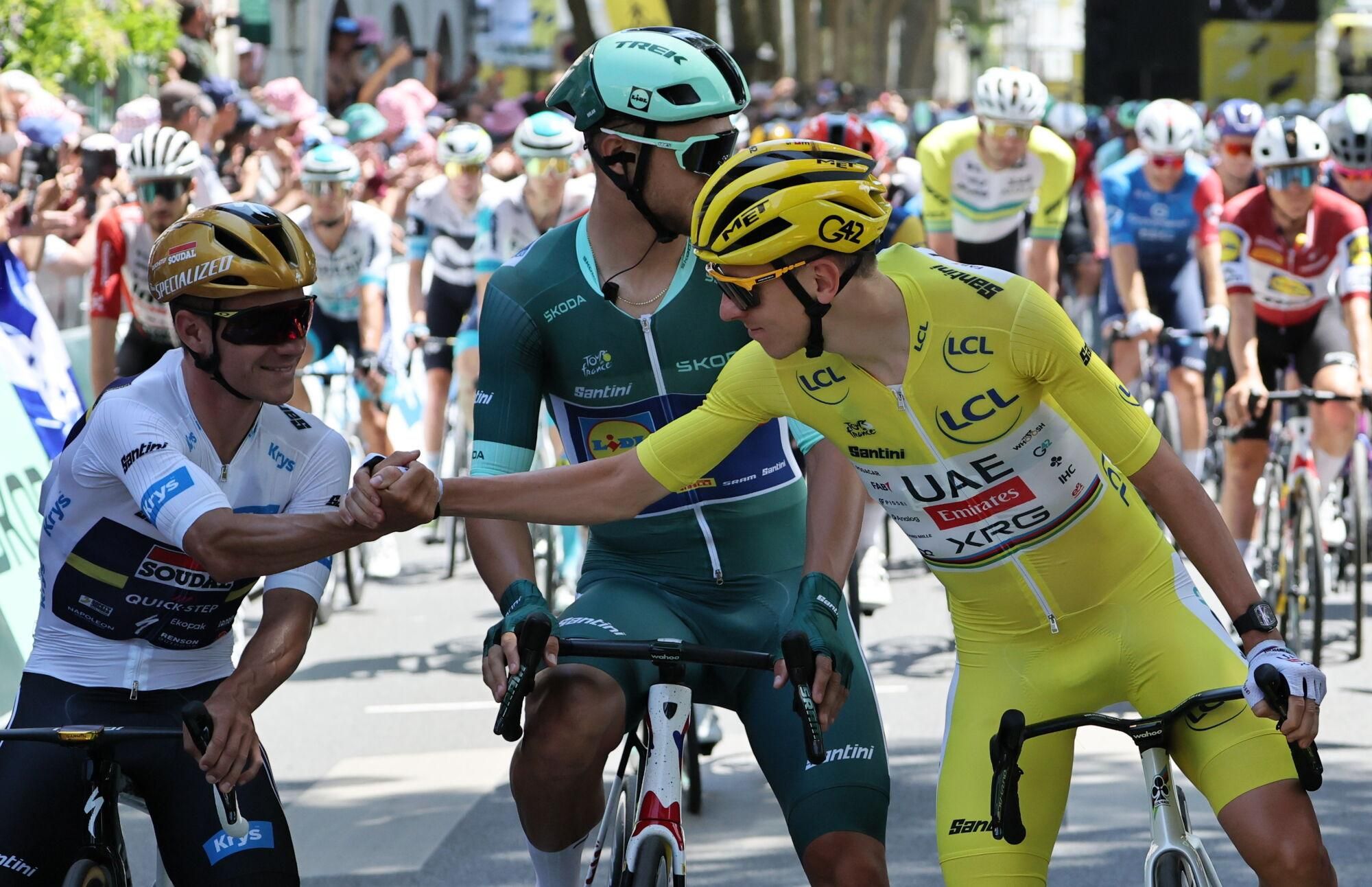 (France), 13/07/2025.- Belgian rider Remco Evenepoel (L) of Soudal Quick-Step team, Italian rider Jonathan Milan (C) of Lidl - Trek team and Slovenian rider Tadej Pogacar (R) of UAE Team Emirates shake hands at the start of the 9th stage of the Tour de France cycling race over 174.1km from Chinon to Chateauroux, France, 13 July 2025. (Ciclismo, Francia) EFE/EPA/CHRISTOPHE PETIT TESSON