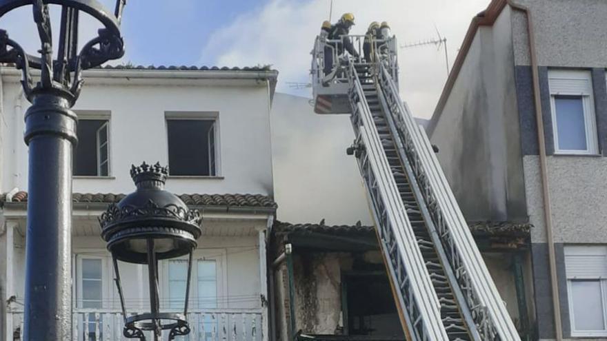 Los bomberos, ayer, en el edificio de la plaza Enrique IV.  | // L.O.