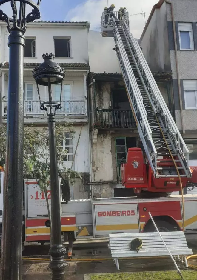 Tres días en alerta en la plaza Enrique IV de Betanzos por el incendio de un edificio abandonado