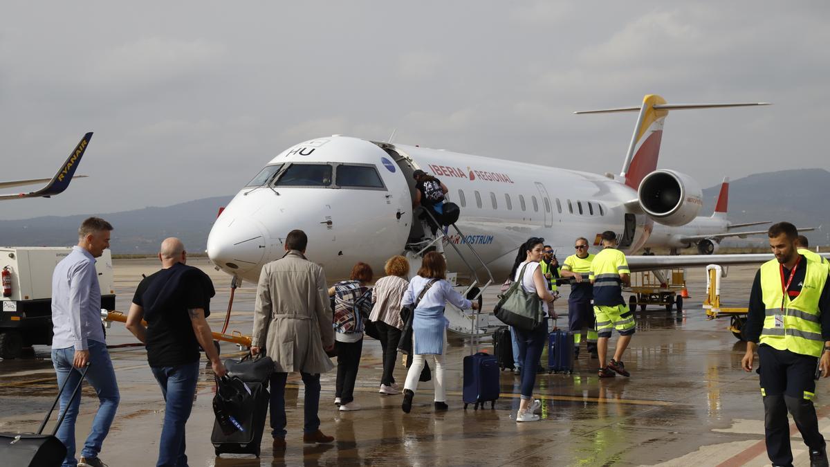 Pasajeros acceden al avión en el primer vuelo de la ruta de Castellón a Madrid el 31 de octubre del 2022.