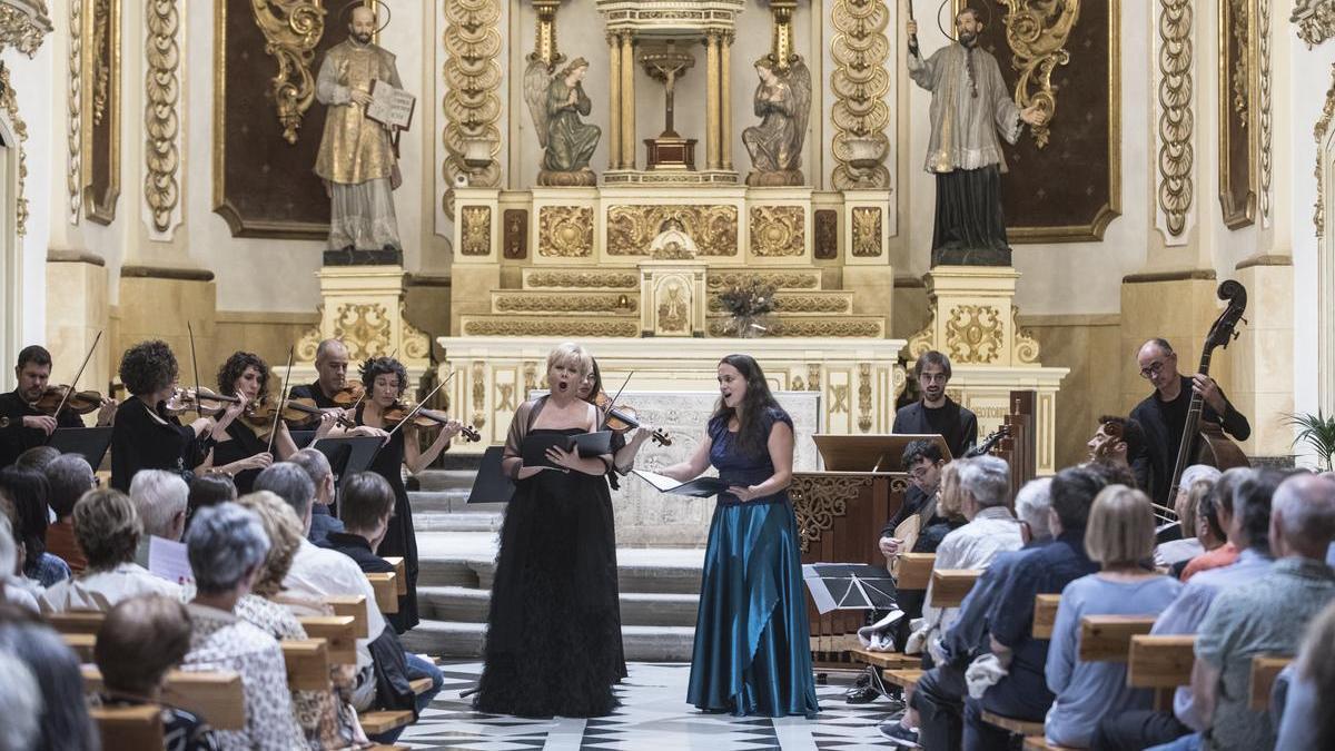 La soprano i la mezzosoprano han actuat avui envoltades del daurat de la renovada Santa Cova de Manresa