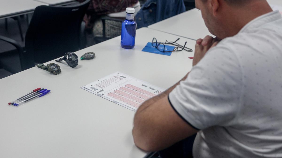 Un candidato, en unas oposiciones para diferentes cuerpos de la Administración General del Estado (AGE), en el Instituto Nacional de Administración Pública.