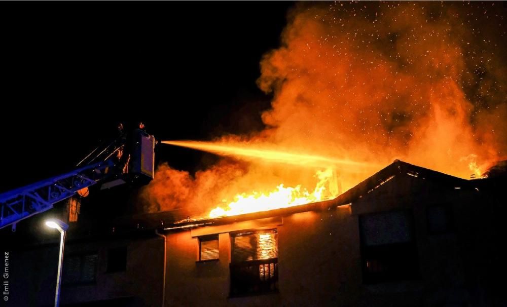 Un incendi crema quatre cases a Puigcerdà i obliga