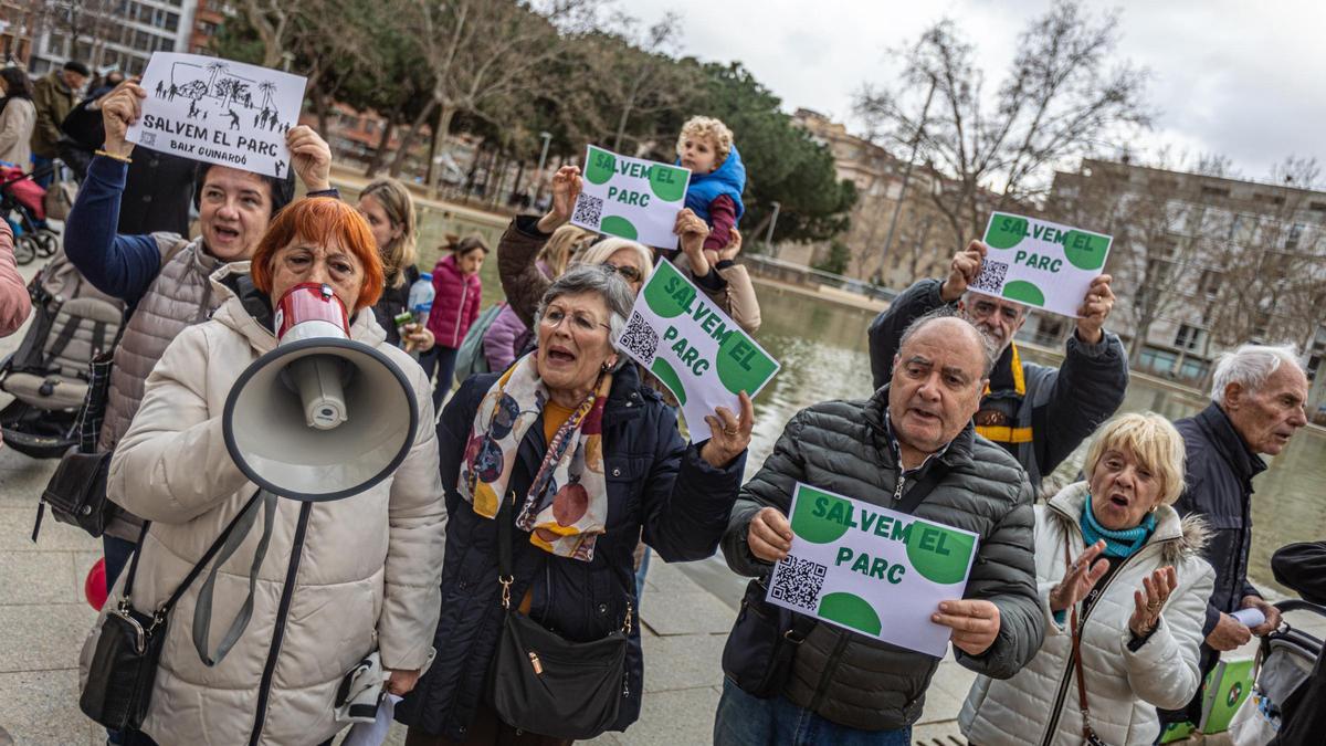 Protesta contra el traslado de la carpa provisional del Mercado de la Estrella en el lago de los jardines del Baix Guinardó, en Barcelona.