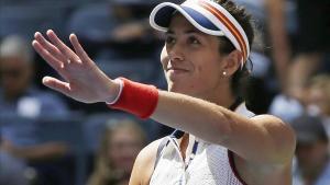 zentauroepp39844274 garbine muguruza  of spain  waves to spectators after defeat170906185716