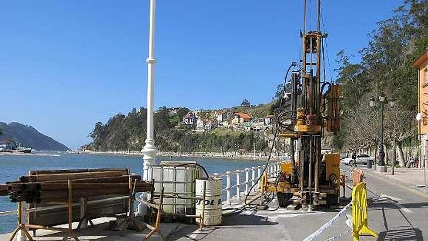 Varias máquinas realizan los sondeos en el puerto riosellano.