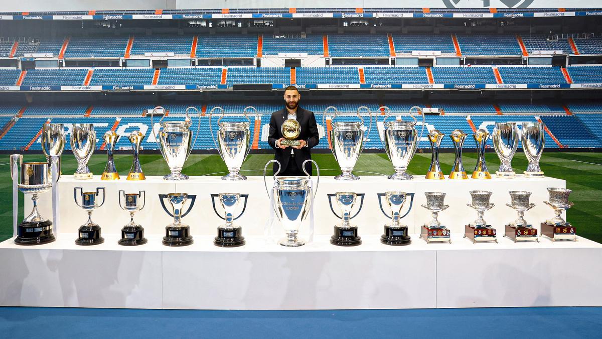 Benzema posando con los títulos ganados en el Real Madrid