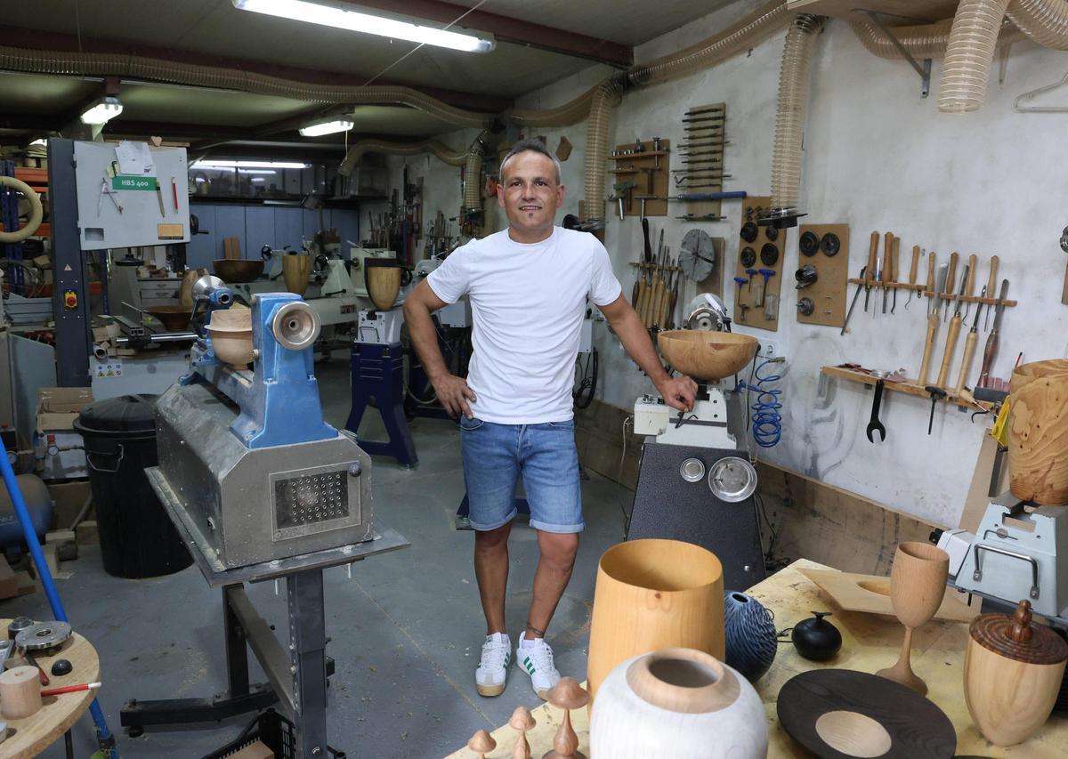 Adrián Pena, en su taller vigués de Matamá, donde hace todo tipo de piezas, tanto funcionales como decorativas