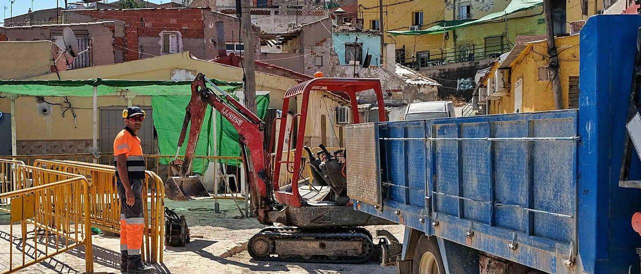 Los trabajos realizados en agosto de 2018 en el Paseo de la Mora, tras hundirse la calzada. |