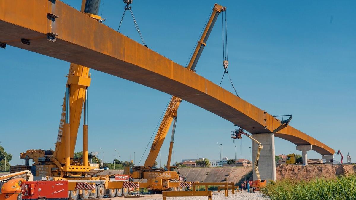 Obras de la pasarela que la Conselleria de Política Territorial, Obras Públicas y Movilidad está construyendo sobre la V-30.