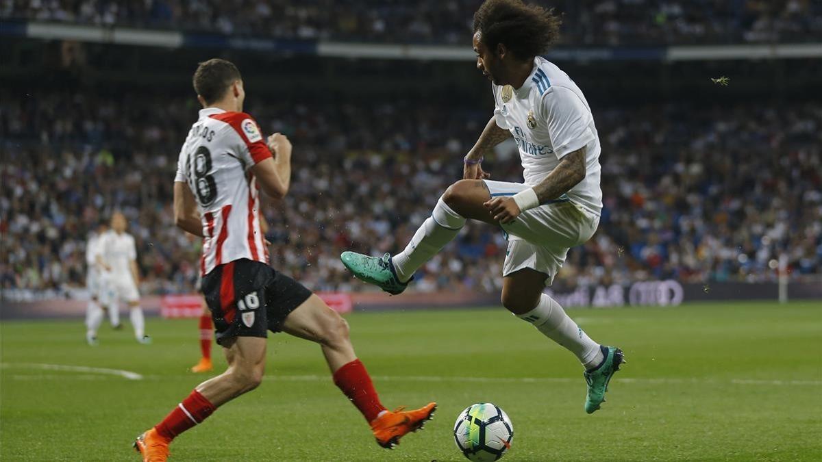 undefined42988100 real madrid s marcelo  right  battles for the ball with athl180418231659