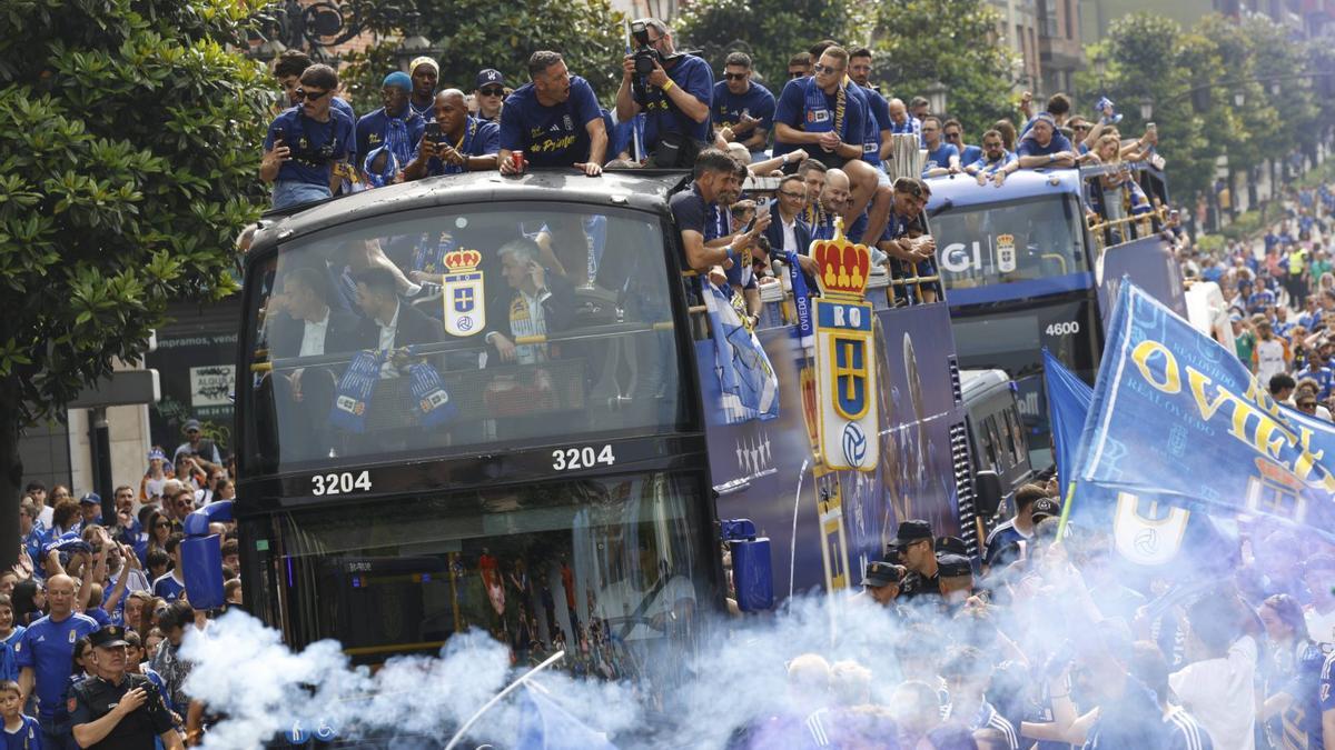 El autobús del Oviedo en la celebración del último ascenso.