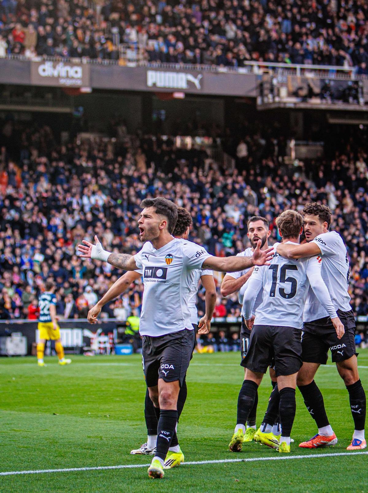 Hugo Duro festeja el 1-0 en el minuto 15