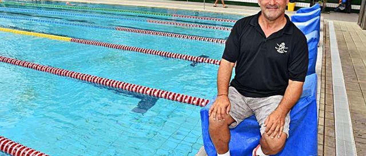 Miguel López Alvarado, entrenador de natación, en las instalaciones del CN Metrople en Las Palmas de Gran Canaria.