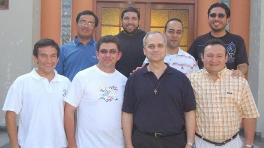 En Lima, año 2008. José Avelino Barboza (en primera fila, a la izquierda) y otros agustinos, con el entonces prior general, Robert Prevost (tercero por la izquierda). | LNE