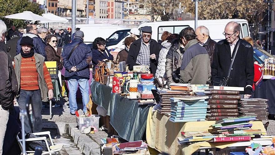 Les parades que solen instal·lar-se els diumenges a pl. Catalunya de Girona, en una imatge d&#039;arxiu