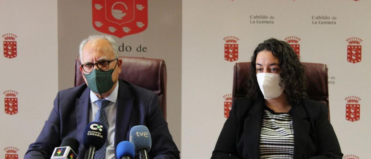 Casimiro Curbelo, junto a la consejerade Economía y Hacienda, Cristina Ventura, en la presentación de los presupuestos.