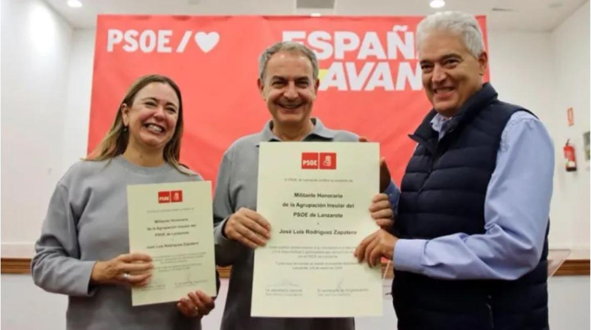 Dolores Corujo, José Luis Rodríguez Zapateroy Jose Juan Cruz, en el PSOE de Lanzarote en 2024.