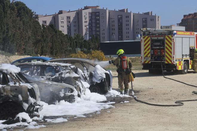 Arden cuatro coches en un descampado junto a la Cruz Roja de Alicante
