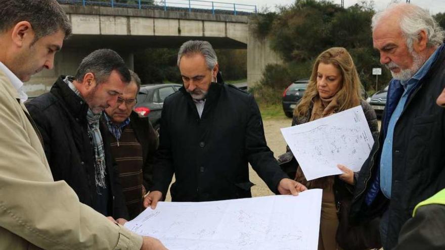 Cores Tourís observa los planos junto a los alcaldes de Barro y Portas y el exregidor Landín Eirín. // Fdv