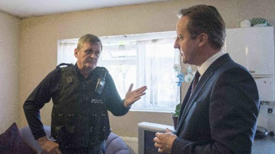 David Cameron visita una vivienda tras una redada contra inmigrantes ilegales