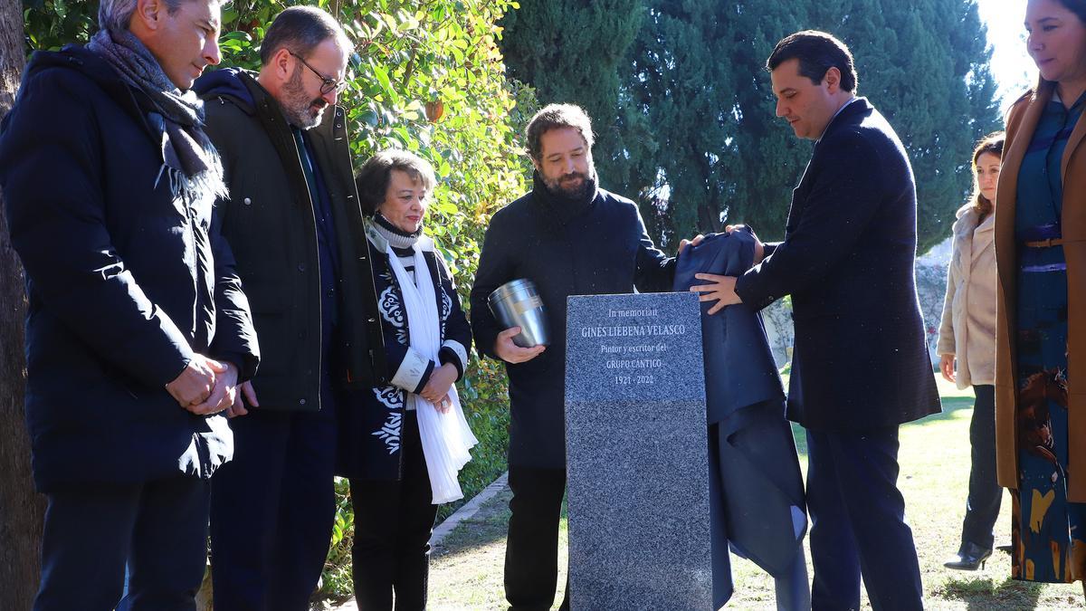 Mateo Liébana, hijo de artista, y José María Bellido descubren el monolito dedicado al creador.