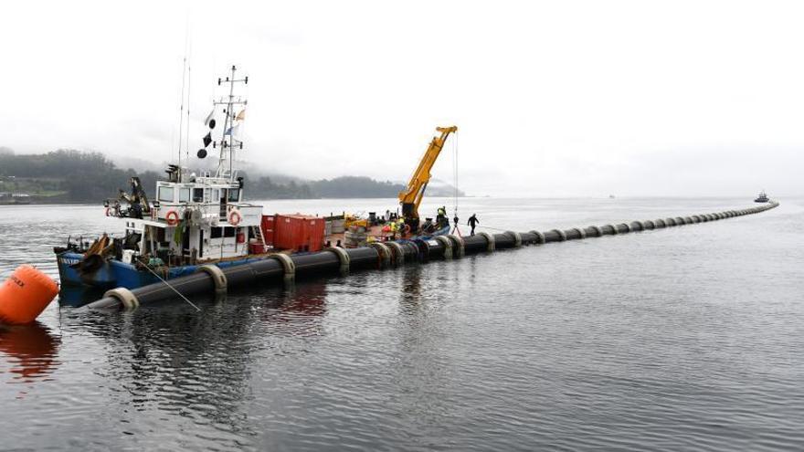 Instalación de uno de los tramos del emisario submarino en la ría, en octubre pasado . |   // G. SANTOS