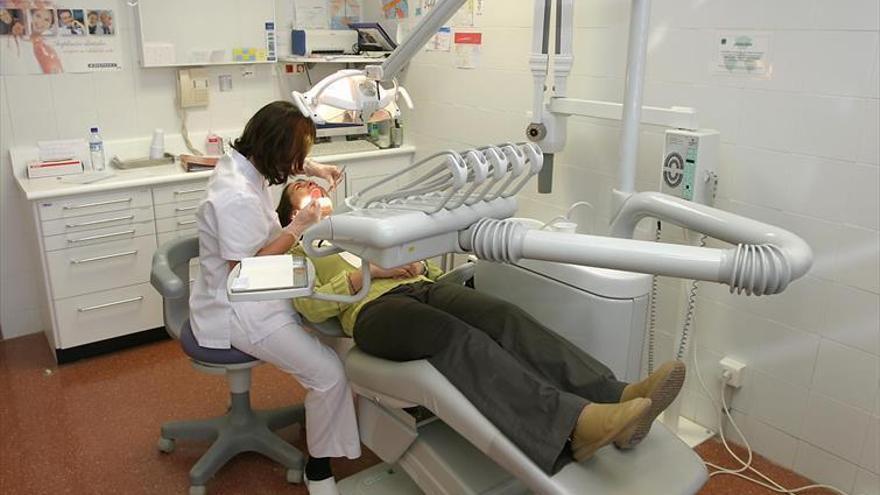 Dentistas aragoneses ofrecen revisiones gratuitas a los mayores de 65 años