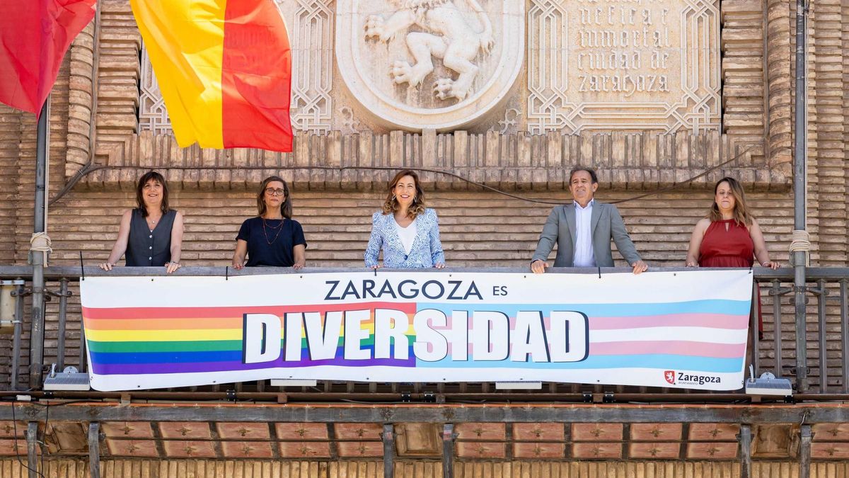 Representantes del Ayuntamiento de Zaragiza cuelgan la bandera LGTBIQ+.