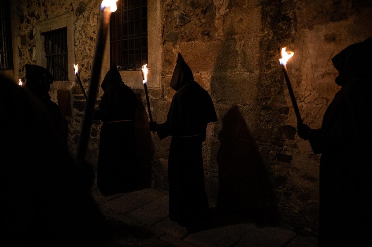 El Cristo Negro: la procesión cacereña que sale a medianoche y que atrae a miles de personas cada Miércoles Santo