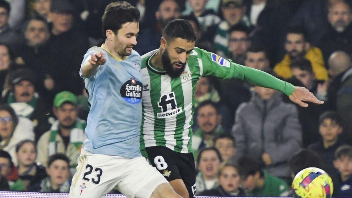 Luca de la Torre disputa un balón con Fekir. // EFE