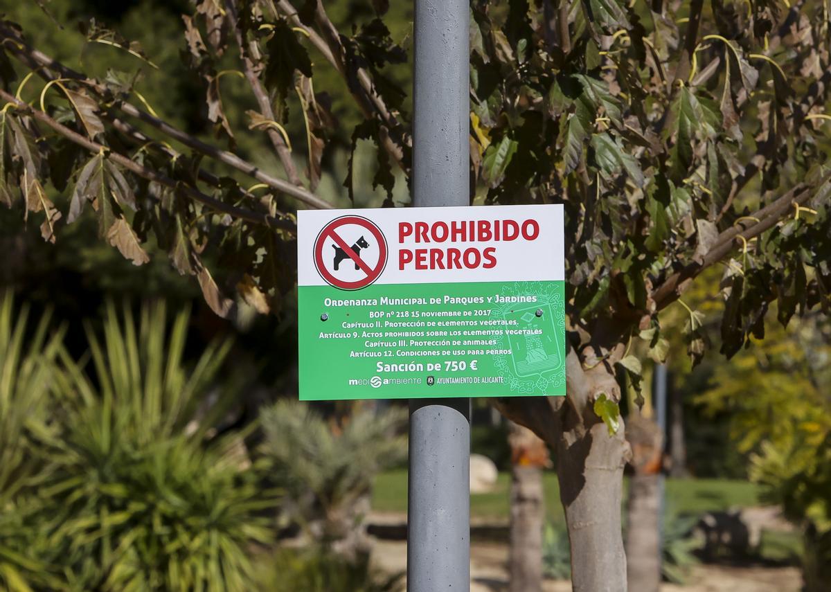 Un cartel en un parque del PAU 1