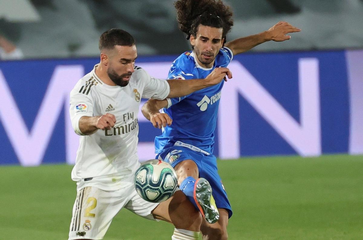 Dani Carvajal, disputando un balón con Marc Cucurella en un Madrid-Getafe