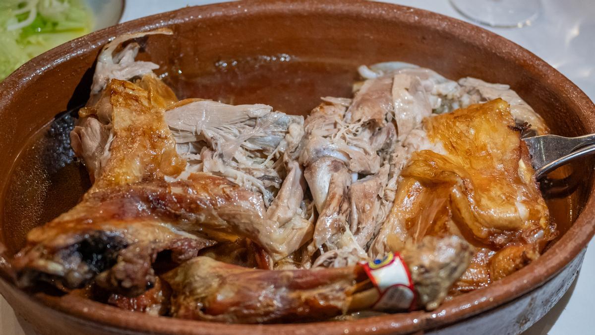 Delicioso cuarto de lechazo asado en horno de leña y cazuela de barro