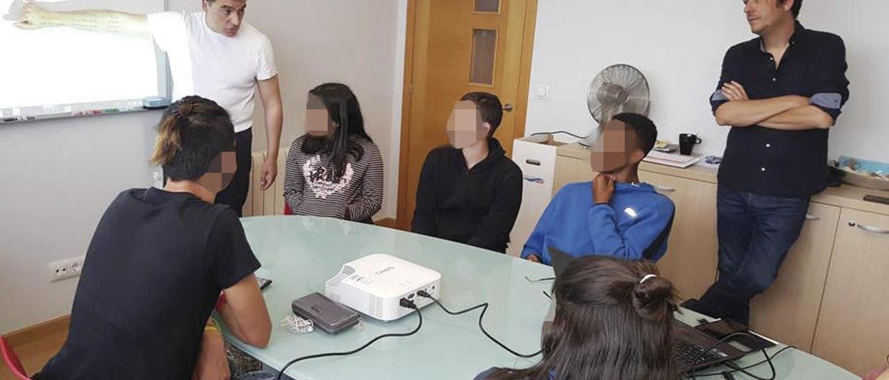 Jóvenes acogidos en pisos de Berce, en uno de los cursos de uso de redes sociales. // Foto cedida por Berce