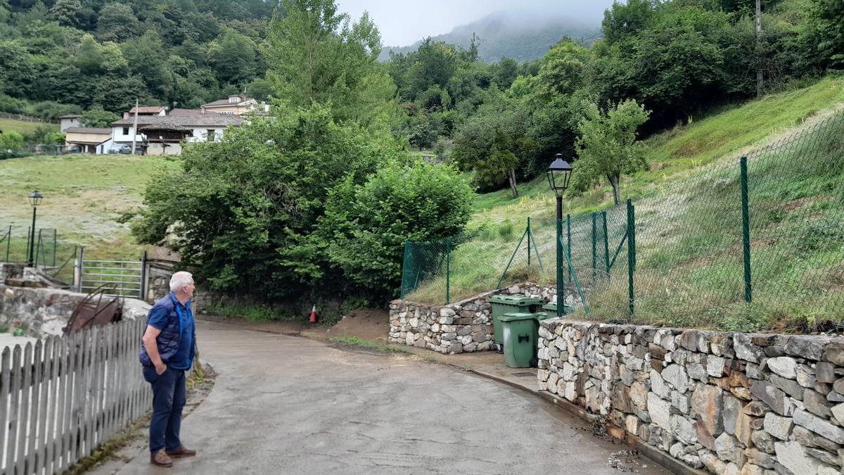 El alcalde de Caso, Miguel Fernández, junto a los terrenos adquiridos por el Ayuntamiento para una residencia.