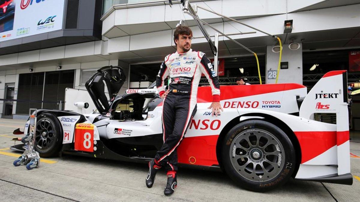 Alonso posa con el Toyota en Fuji