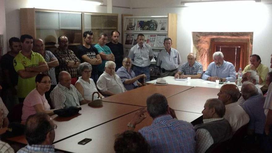 El procurador de Ciudadanos Juan Ignacio Delgado y el concejal José Antonio de la Torre presiden la reunión convocada ayer por el grupo.