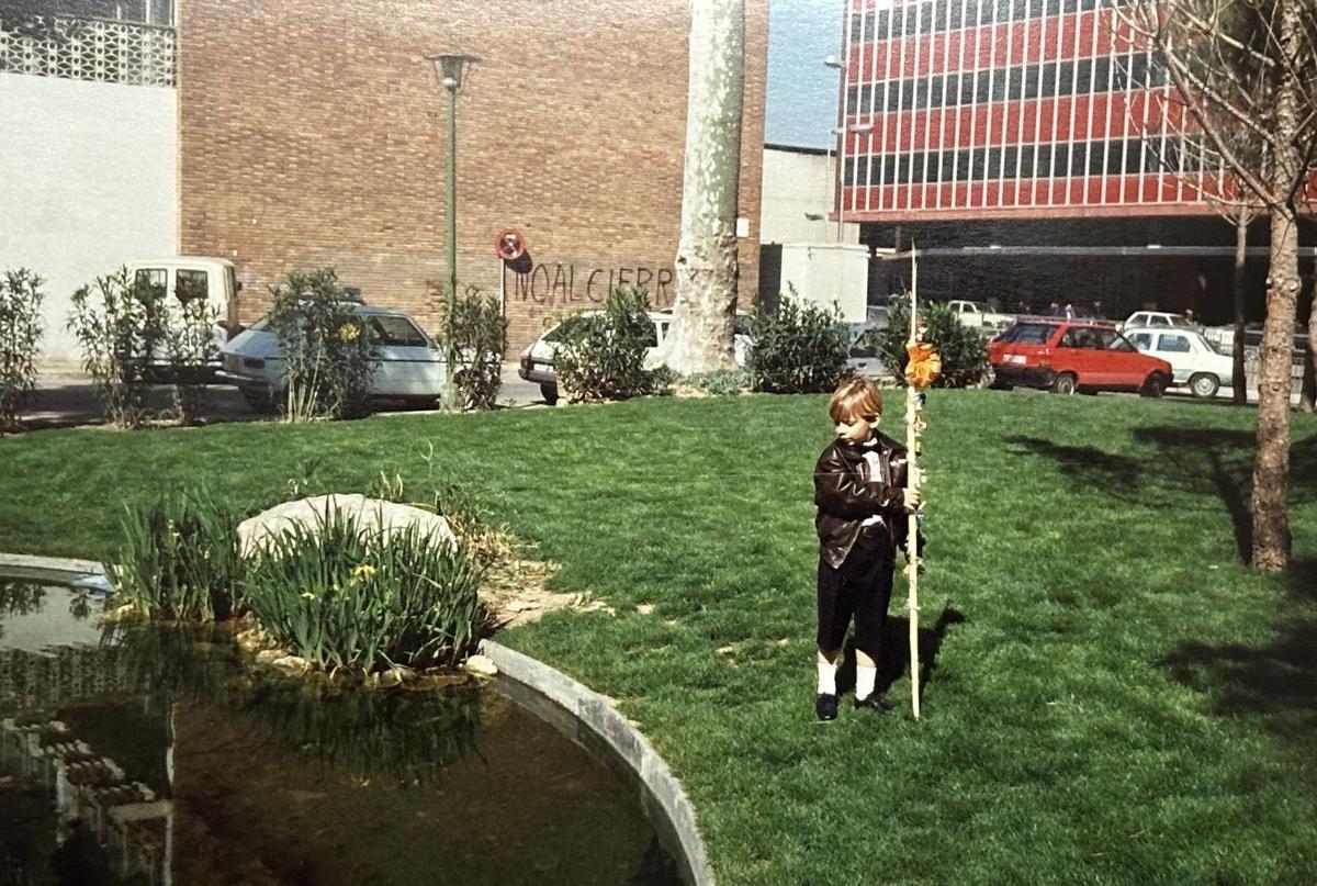 Domingo de Ramos de 1990 en l'Hospitalet, con la palma