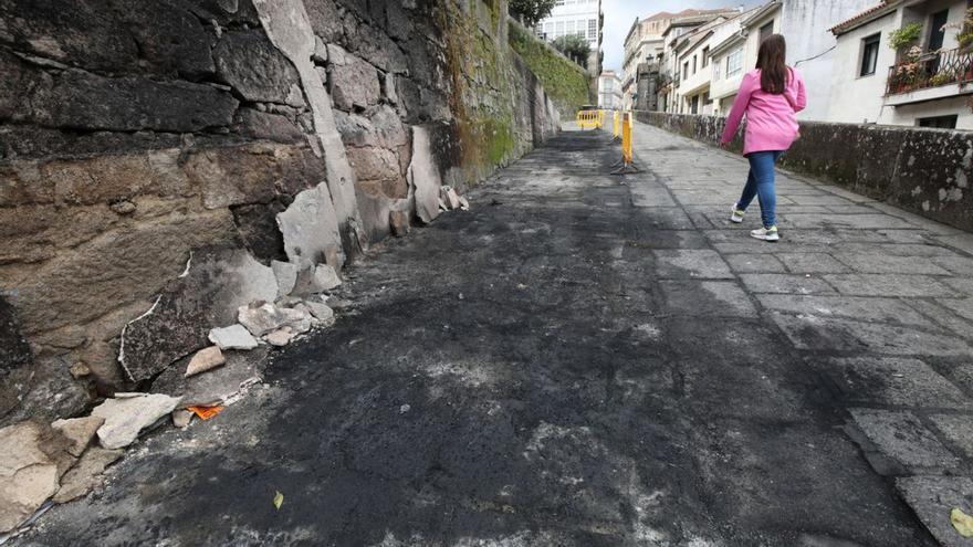 Restos del incendio en la calle Bispo Lago, ayer.  // Anxo Gutiérrez