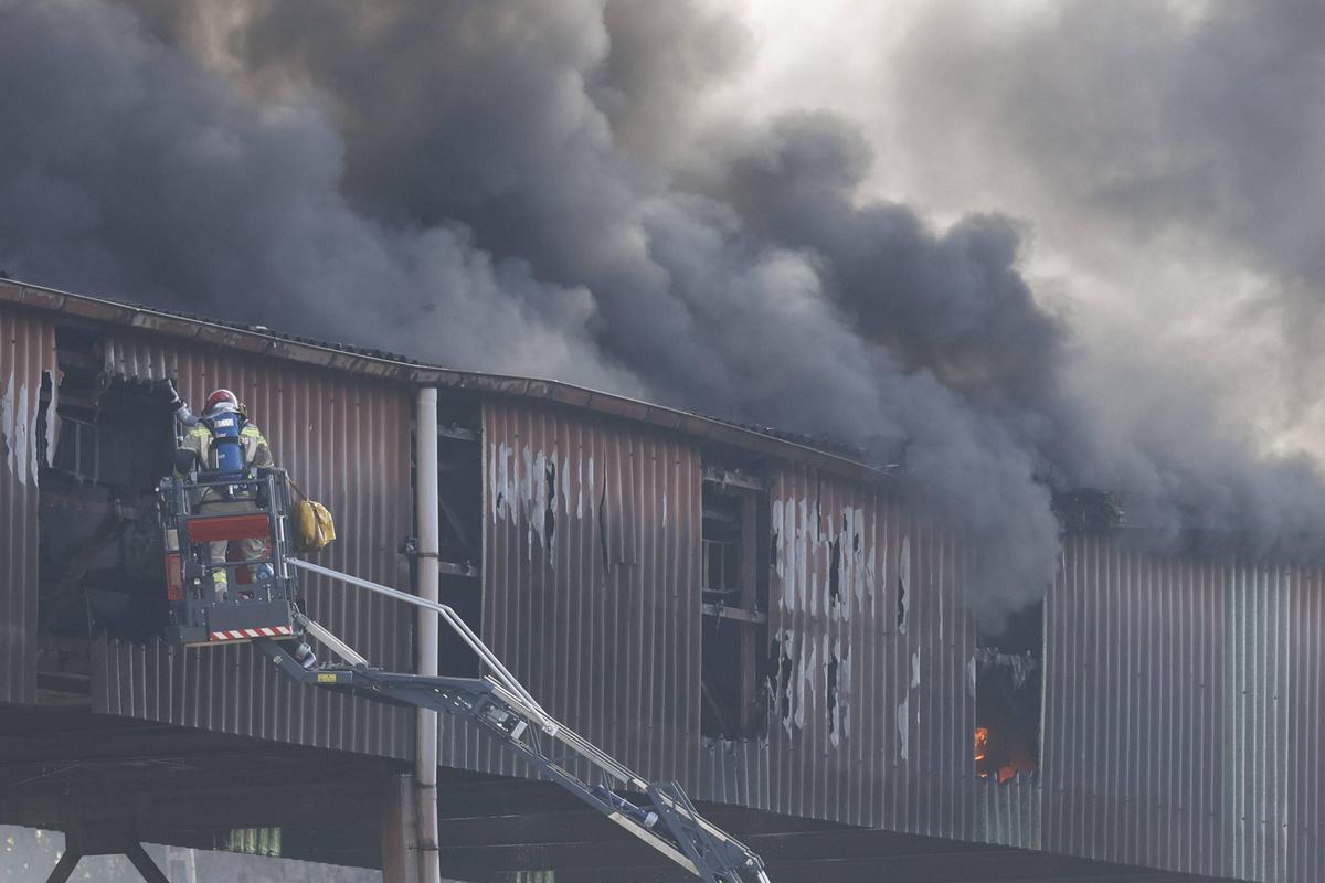 El despliegue policial en Gijón por un incendio en una de las cintas de carbón de Veriña, en imágenes