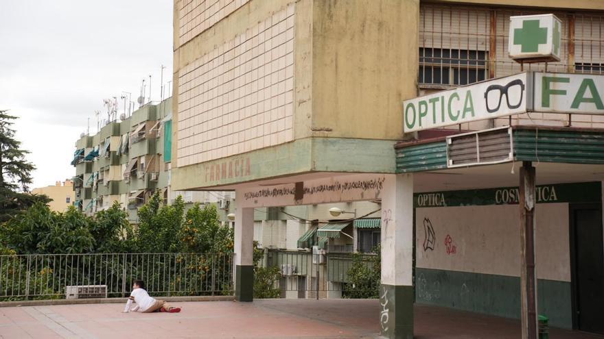 Un niño juega junto a un edificio del Parque Figueroa.