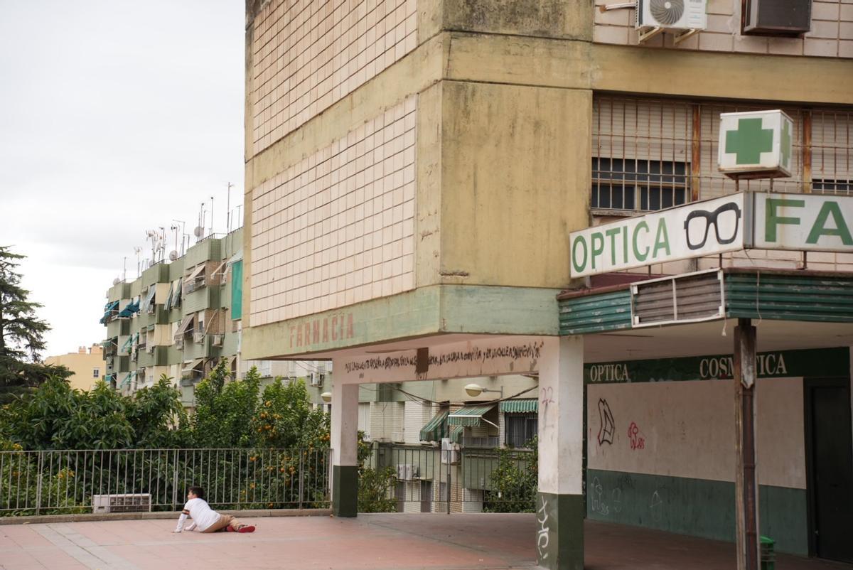 Un niño juega junto a un edificio del Parque Figueroa.