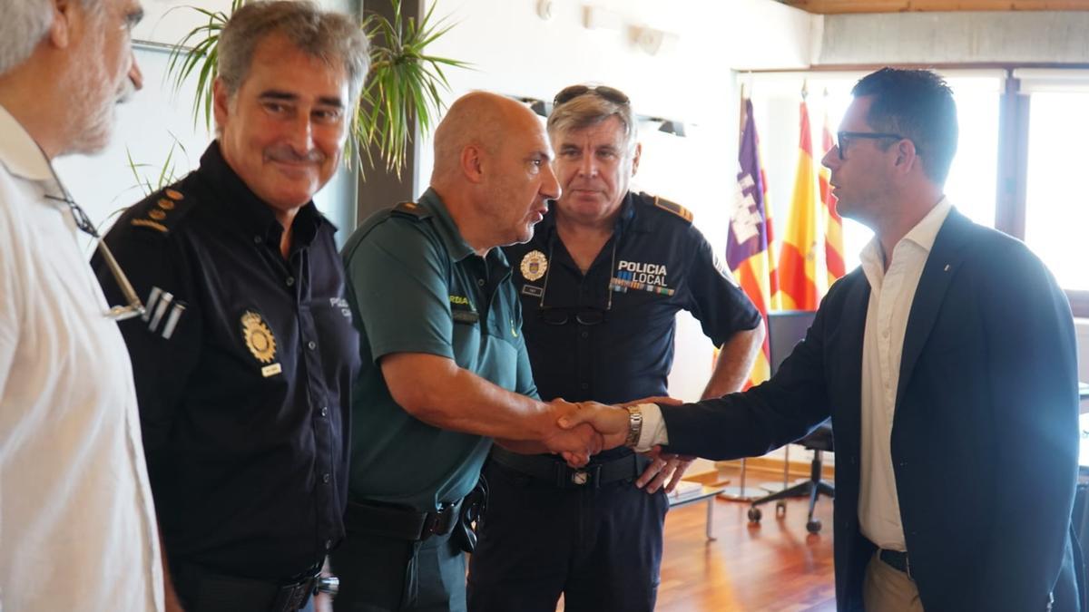 Triguero saluda a los distintos representantes de los cuerpos de seguridad de Ibiza