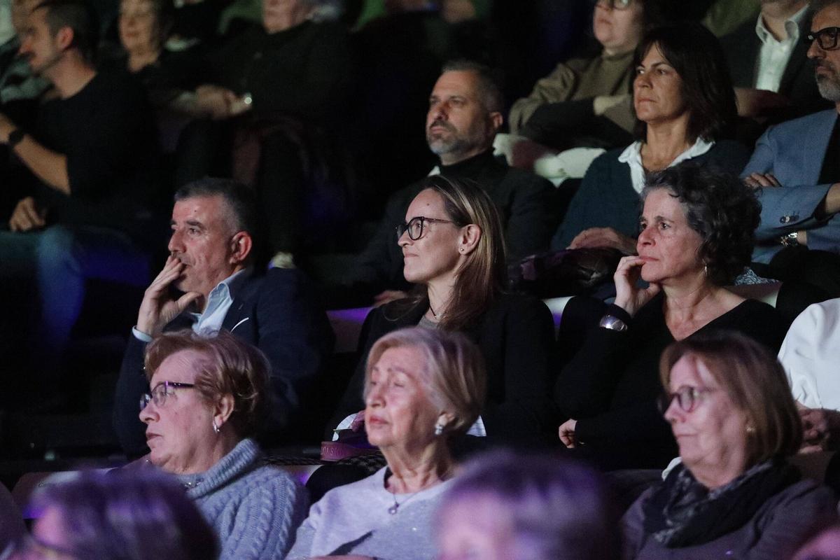 Salt. Teatre. Entrega del Premi Tres de Març a Felix Mussoll (rector de la parroquia de Sant Cugat).
