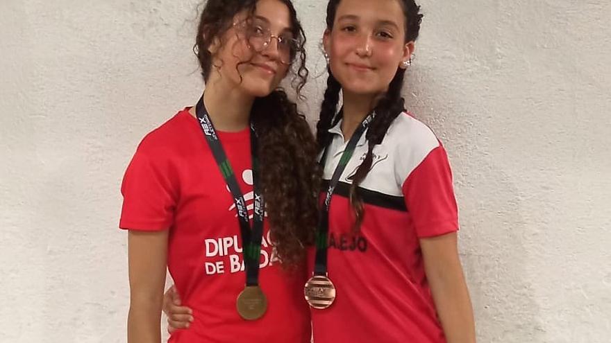 Claudia Ríos y Claudia Martínez con sus medallas