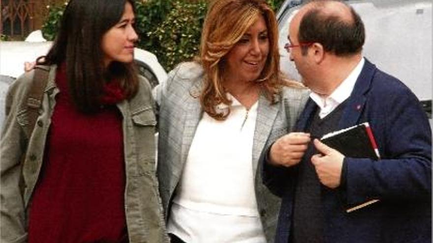 Nuria Parlon, la presidenta de la Junta d&#039;Andalusia i Miquel Iceta (d&#039;esquerra a dreta) ahir a Santa Coloma.